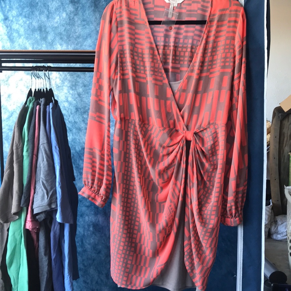 BCBG Wrap MiniShell 100% Polyester, Slip 96% Rayon